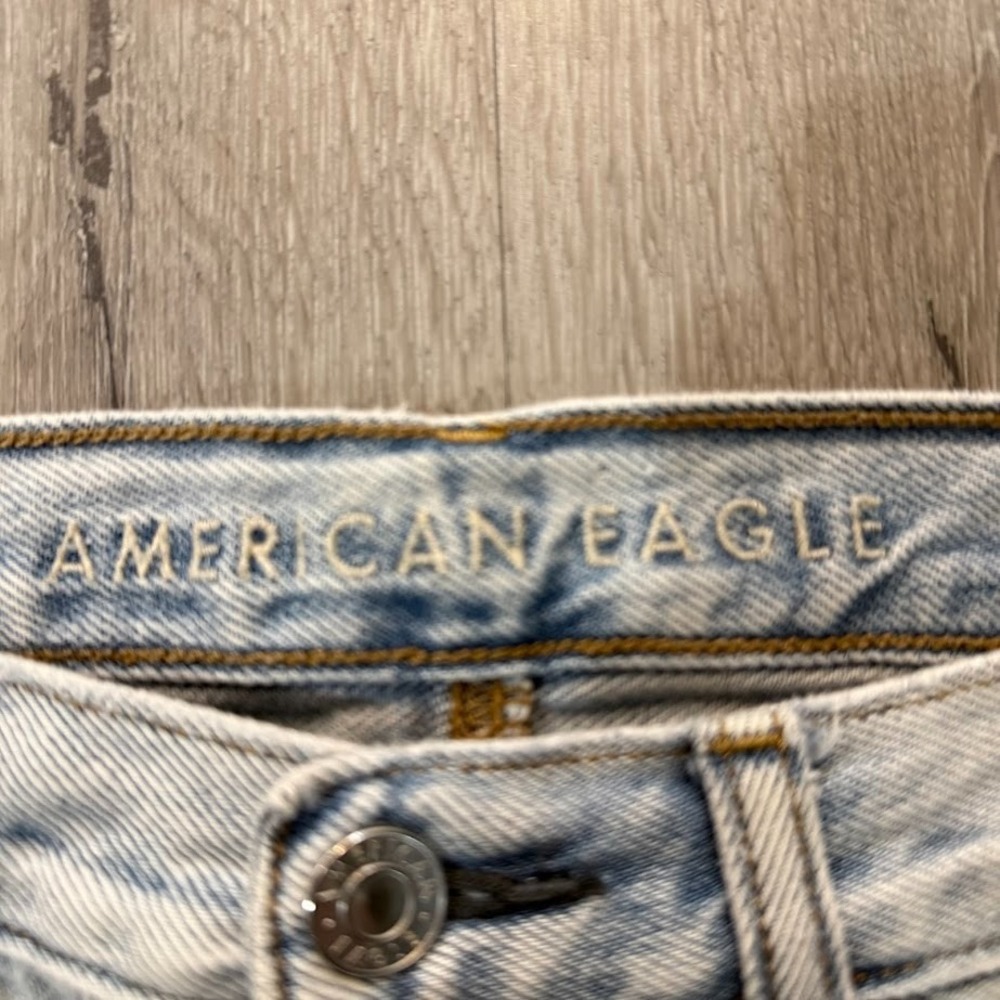 American Eagle Jeans Womens 4 Light Wash Mom Jean Distressed High Rise 28x28 - Picture 3 of 8